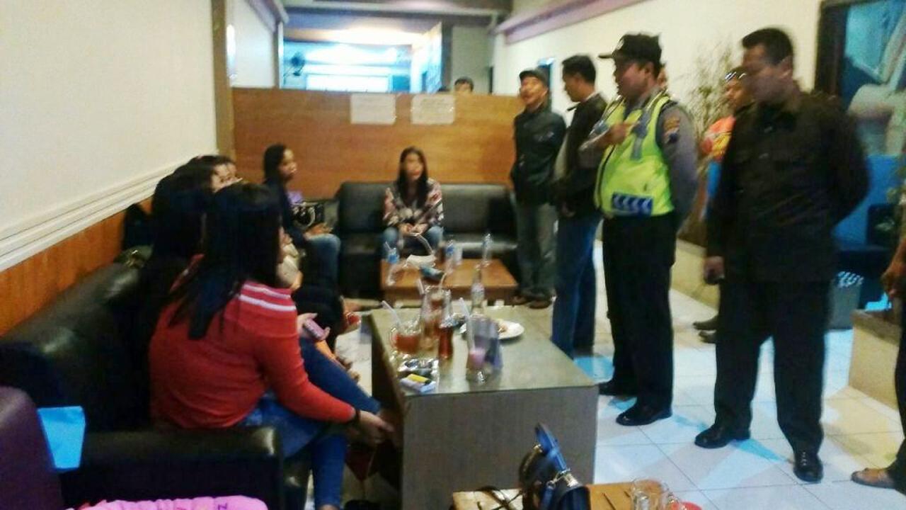 Razia miras di tempat karaoke, Kebumen (Foto: Liputan6.com/Polres Kebumen/Muhamad Ridlo)