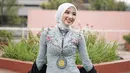 Ansellma Putri tempuh pendidikan di jurusan manajemen Universitas Katolik Parahyangan. Pencapaiannya bikin bangga, tak sedikit netizen dan rekan Ansellma yang tuliskan ucapan selamat di kolom komentar unggahannya. Wanita yang akrab disapa Ansel ini tampil anggun dan memesona dalam balutan kebaya. Sejak putuskan berhijab, Ansellma Putri dipuji makin cantik. (Liputan6.com/IG/@ansellmaputri)