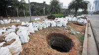 Salah satu sumur resapan yang dibuat di kawasan Monas, Jakarta, Kamis (21/11/2019). Sudin Perindustrian dan Energi Kota Administrasi Jakpus membuat sekitar 70 titik sumur resapan di taman kawasan Monas guna meminimalisir genangan sekaligus menampung air saat hujan. (merdeka.com/Iqbal Nugroho)