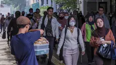 Penumpang kereta commuter line berjalan kaki dari stasiun saat jam sibuk di Jakarta pada Kamis 21 Mei 2026. (BAY ISMOYO/AFP)