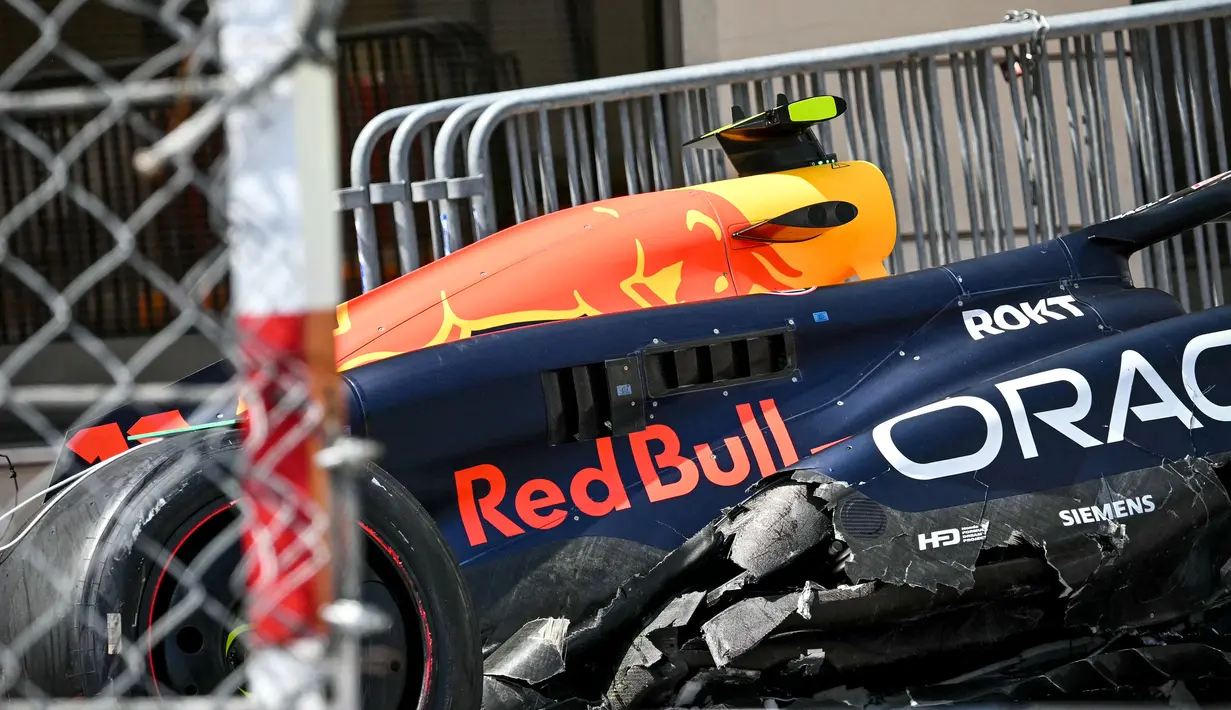Pembalap Red Bull Racing, Sergio Perez mengalami kecelakaan mengerikan saat Formula 1 GP Monaco 2024 di Circuit de Monaco, Minggu (26/05/2024). Insiden tersebut bermula saat roda belakang kanan Perez disenggol oleh pembalap Haas, Kevin Magnusen. Perez yang kehilangan kendali menabrak tembok hingga membuat mobilnya remuk. Marshall kemudian mengibarkan bendera merah yang memaksa balapan kembali diulang. (AFP/Nicolas Tucat)