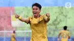 Ekspresi pemain Bhayangkara Solo FC Alsan Putra Masat Sanda setelah mencetak gol ke gawang Borneo FC Samarinda dalam pertandingan babak penyisihan Piala Menpora 2021 di Stadion Kanjuruhan, Malang, Jawa Timur, Senin (22/3/2021). (Bola.com/Arief Bagus)