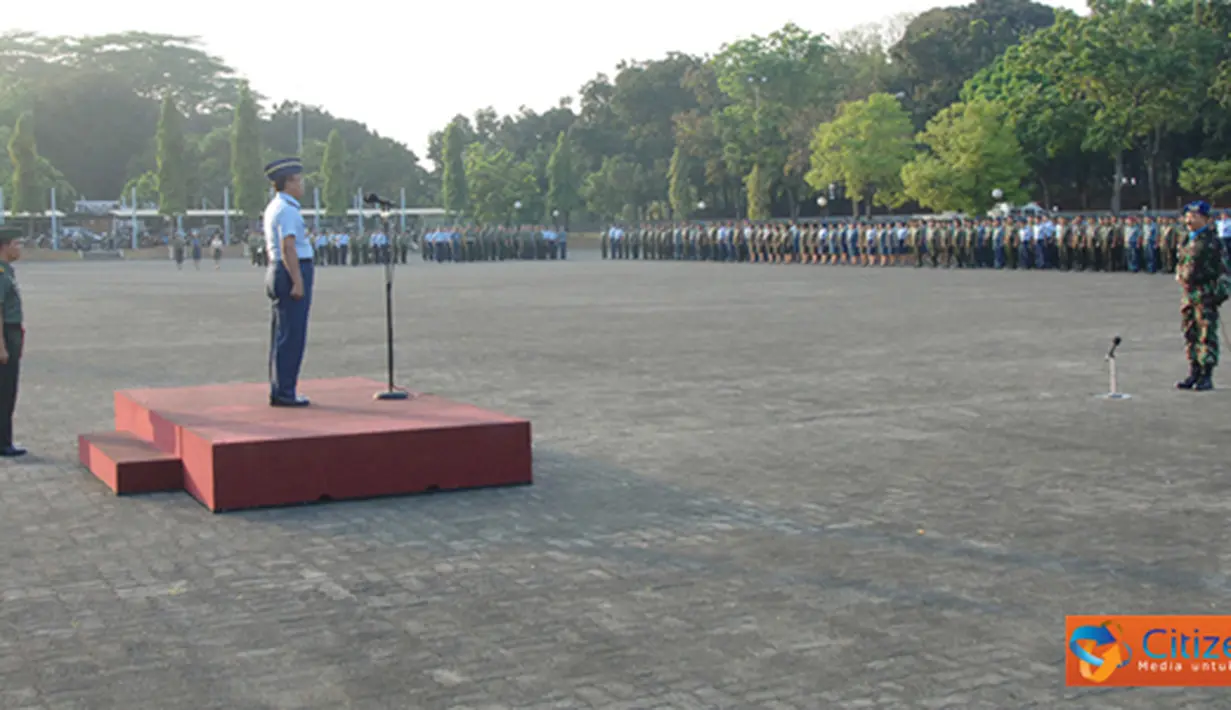 Citizen6, Cilangkap: Upacara yang diikuti oleh prajurit TNI maupun PNS TNI yang bertugas di lingkungan Mabes TNI Cilangkap, berlangsung dengan tertib dan khidmat serta penuh semangat, Selasa (17/7). (Pengirim: Badarudin Bakri)