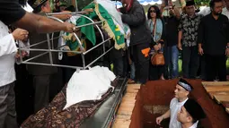 Wakil Ketua DPRD DKI Jakarta dari Fraksi Golkar meninggal dunia karena kanker tulang yang telah lama diderita (Liputan6.com/Rini Suhartini)