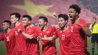 Pemain Timnas Vietnam merayakan kemenangan 2-1 atas&nbsp;Thailand di leg pertama final Piala AFF 2024 di Viet Tri Stadium, Phu Tho, Kamis (2-1-2025). (Bola.com/Aseanutdfc)