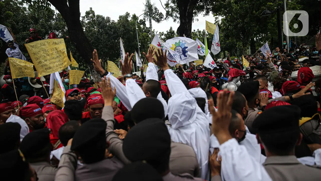FOTO: Ratusan Buruh Geruduk Balai Kota DKI Jakarta