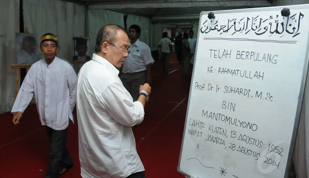 Sejumlah pelayat terus berdatangan untuk memberikan doa bagi Alm Suhardi saat persemayaman jenazah di kantor DPP Partai Gerindra, (29/8/2014). (Liputan6.com/Helmi Fithriansyah)