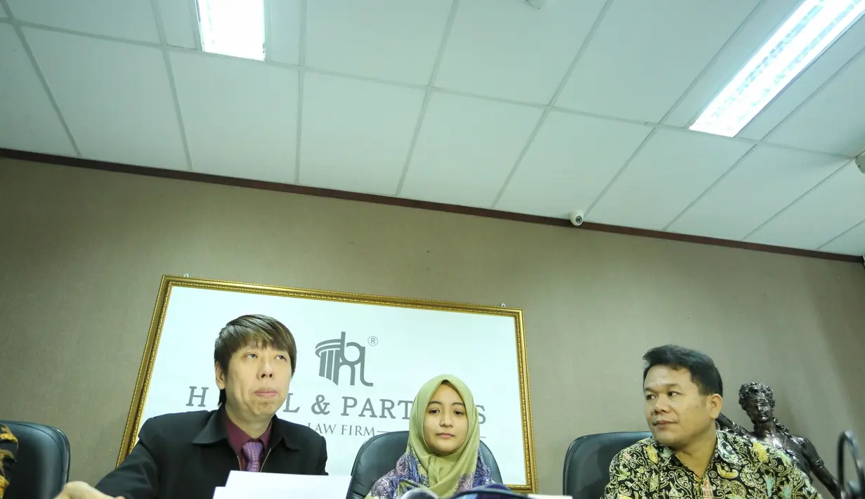 Ditemui di kawasan Kebayoran Lama, Jakarta Selatan, Arafah menceritakan bahwa dirinya menyesal dan kepusingan akibat telah tergiur mobil murah. Ia berharap agar diberikan BPKB atau uangnya dikembalikan. (Adrian Putra/Bintang.com)