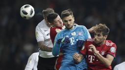 Kiper Bayern Munchen, Sven Ulreich, duel udara saat melawan Eintracht Frankurt pada laga final  DFB Pokal di Stadion Olympiastadion, Minggu (20/5/2018). Eintracht Frankurt menang 3-1 atas Bayern Munchen. (AP/Michael Sohn)
