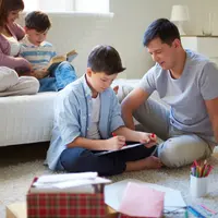 Parenting sunyi adalah pendekatan yang menekankan kehadiran penuh orang tua secara emosional, meski tanpa banyak kata. [Dok/freepik.com/pressfoto]