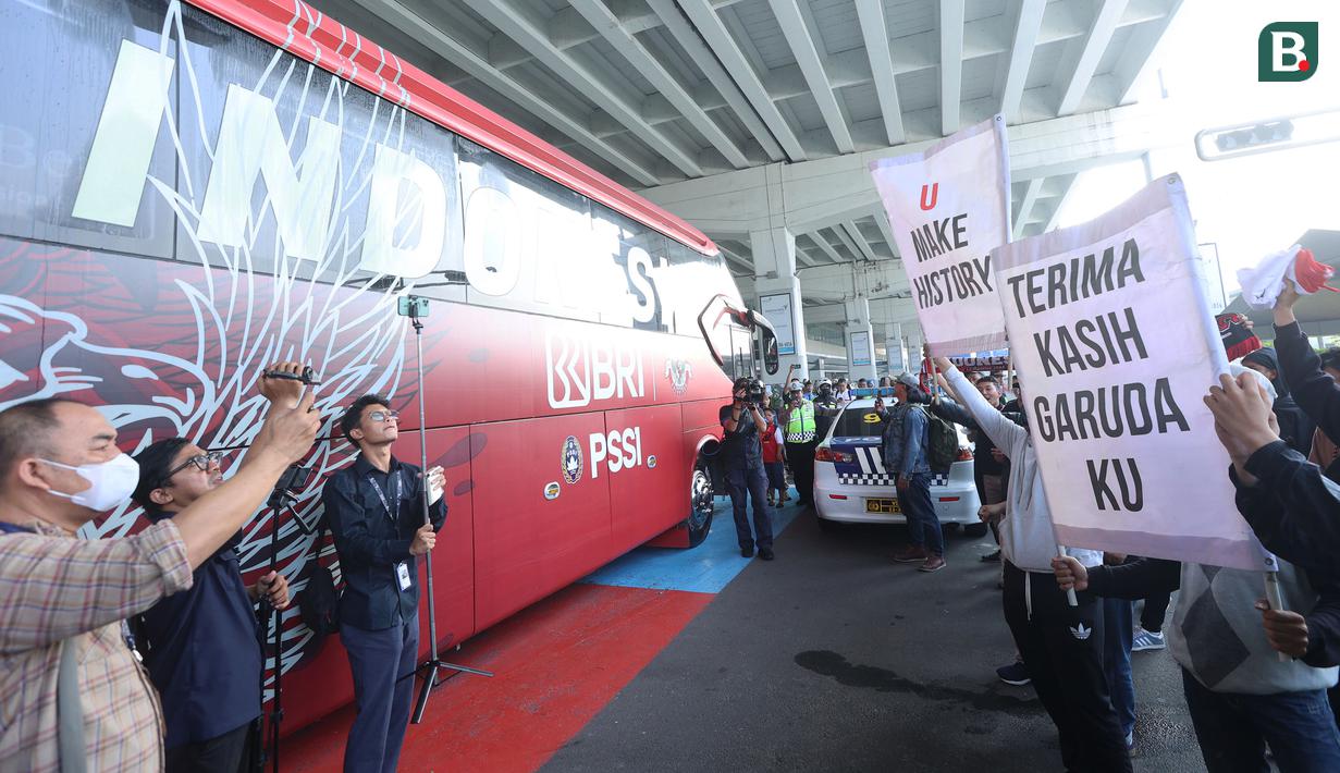 Beberapa suporter Timnas Indonesia yang tergabung dalam Ultras Garuda saat menyambut kedatangan Skuad Timnas Indonesia U-23 di Terminal 3 Bandara Soekarno-Hatta, Tangerang, Banten, Sabtu (11/5/2024) pagi WIB usai berjuang di Piala Asia U-23 2024 di Qatar dan play-off Olimpiade Paris di Prancis. (Bola.com/M Iqbal Ichsan)