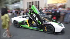 Grabcar meluncurkan layanan penyewaan transportasi dengan armada mobil sport mewah Lamborghini di Senayan City, Jakarta, Rabu (21/10). Grabcar menyediakan 10 unit Lamborghini yang terdiri dari model Aventador dan Gallardo. (Liputan6.com/Angga Yuniar)