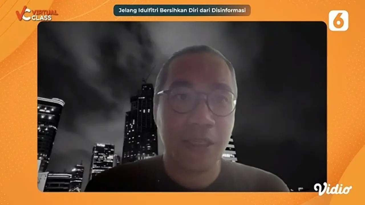 Koordinator Koalisi Cek Fakta, Adi Marsiela saat menjadi pembicara di acara Virtual Class Liputan6.com pada Jumat (21/3/2025).