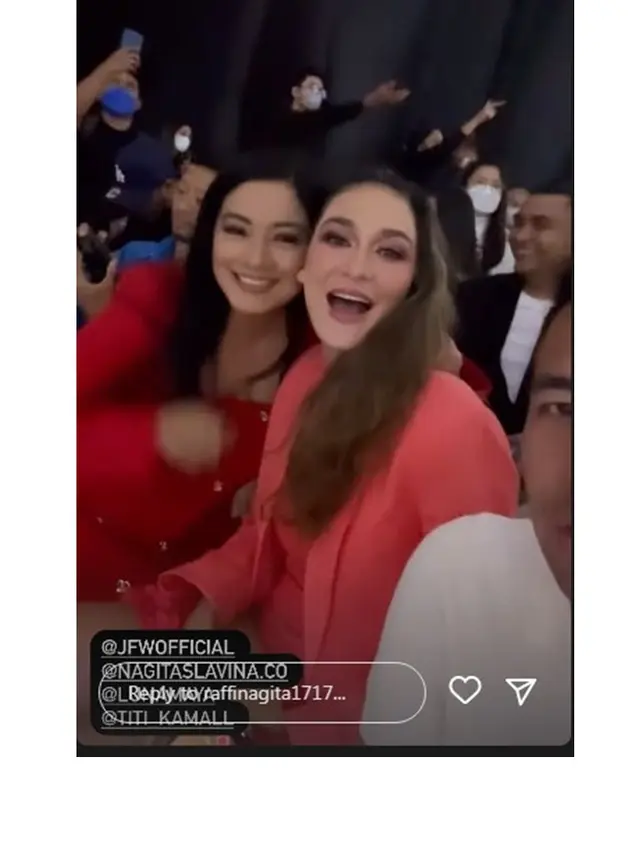 10 Potret Nagita Slavina Rilis Koleksi Baju di JFW 2023, Raffi Ahmad Ikut Mendukung