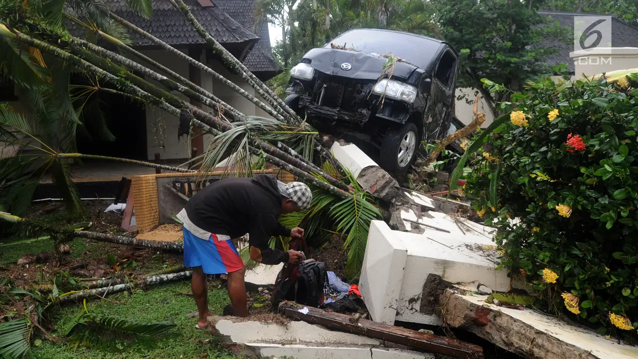 Terjangan Tsunami Anyer Seret Mobil di Tanjung Lesung
