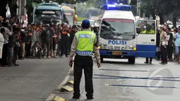 Sebuah mobil Traffic Accident Analisys dikerahkan dalam olah TKP kasus tabrakan Outlander di Arteri Pondok Indah, Jakarta, Kamis (22/1/2015). (Liputan6.com/Miftahul Hayat)