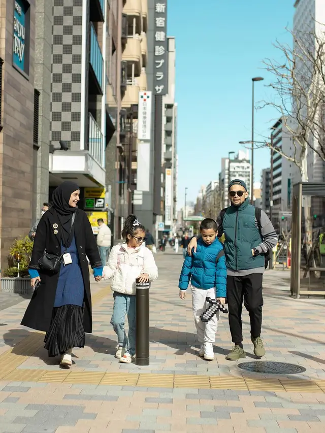 7 Potret Teuku Wisnu dan Shireen Sungkar Ajak Anak Liburan ke Jepang, Seru Banget