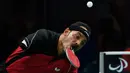 Ekspresi atlet Mesir, Ibrahim Hamadtou saat hendak memukul bola menggunakan mulutnya ke arah atlet Jerman, Thoma Rau pada cabang tenis meja tunggal putra di ajang Paralimpiade 2016, Rio de Janeiro, 9 September 2016. (Thomas Lovelock/OIS/IOC via AFP)