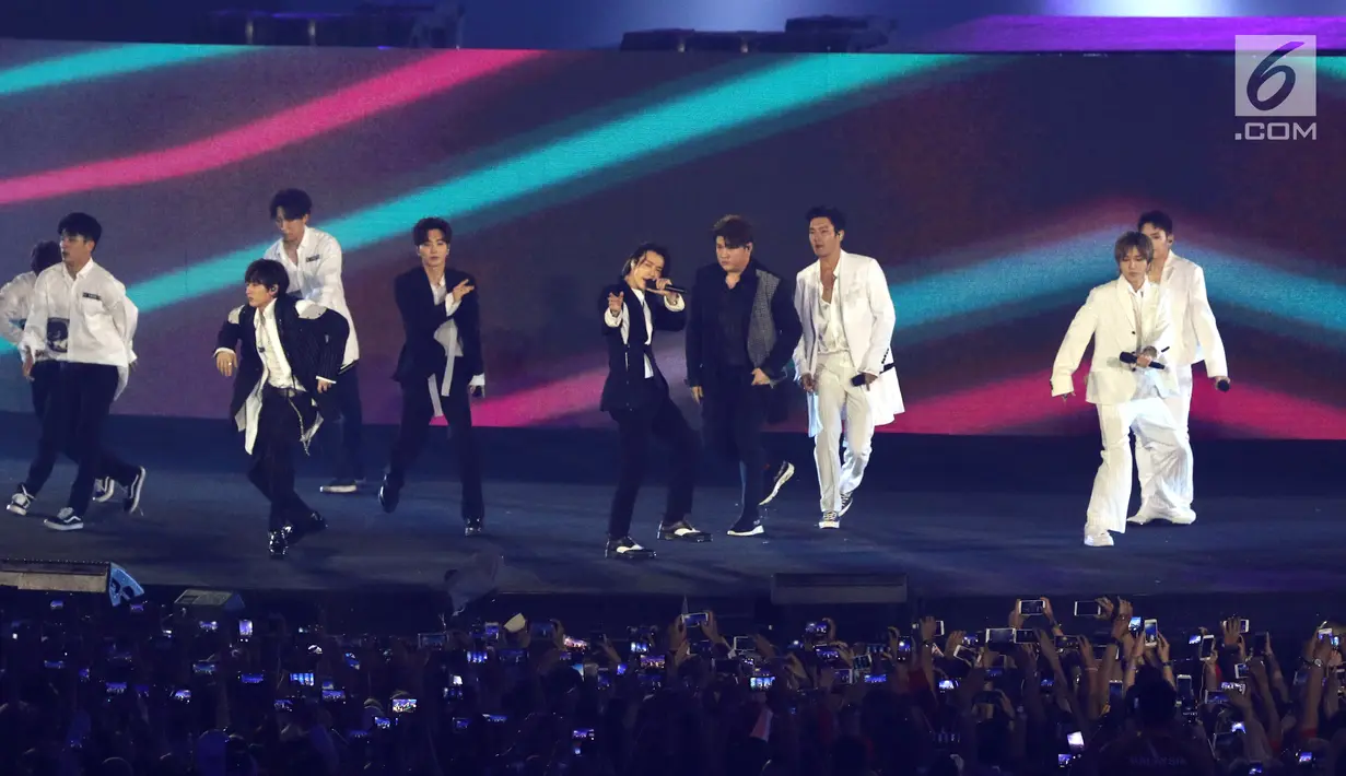 Boy band Korea Selatan, Super Junior tampil pada upacara penutupan Asian Games 2018 di Stadion Gelora Bung Karno, Jakarta, Minggu (2/9). Mereka membawakan tiga lagu hits. (Liputan6.com/Helmi Fithriansyah)