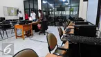 Dirtipikor Bareskrim Polri mengecek 49 sekolah penerima alat UPS untuk melengkapi berkas penyelidikan, Jakarta, Kamis (11/6/2015). Pemeriksaan dibantu 6 tim ahli untuk mengetahui kebutuhan UPS dari tiap sekolah. (Liputan6.com/Yoppy Renato)