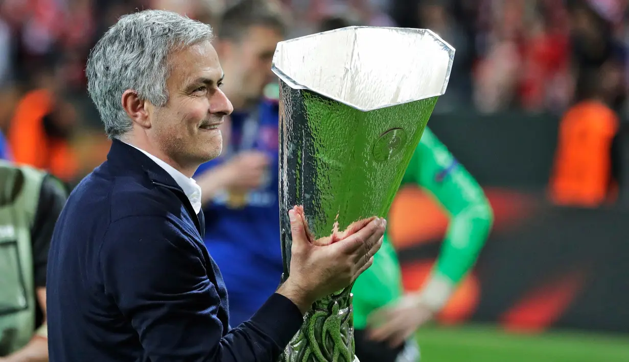 Jose Mourinho adalah orang yang paling bahagia dengan kesuksesan Manchester United (MU) meraih gelar Liga Europa 2016/2017. Pasalnya, gelar tersebut bisa dijadikan Mourinho untuk menepis keraguan banyak pihak kepadanya, Swedia, Kamis (25/5). (AP Photo)