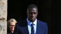 Bek Manchester City asal Prancis, Benjamin Mendy meninggalkan Pengadilan Chester Crown usai menjalani atas dugaan pemerkosaan dan penyerangan terhadap tujuh wanita di Inggris (10/8/2022). Mendy (28) yang menghadapi delapan dakwaan pemerkosaan, satu dakwaan penyerangan seksual dan satu dakwaan percobaan pemerkosaan, terkait dengan tujuh wanita muda, dapat melihat karir bermainnya berakhir di penjara jika terbukti bersalah. (AFP/Lindsey Parnaby)
