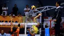 Pemain putri Jakarta PGN Popsivo, Amasya A Manganang (tengah) melakukan smash saat berlaga melawan Jakarta Bank DKI di putaran kedua pekan ketiga Pertamina Proliga 2015 di Hall A GBK Senayan, Jakarta, Jumat (20/3/2015). (Liputan6.com/Helmi Fithriansyah)