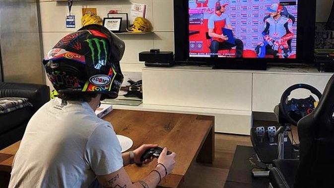 Pembalap Pramac Racing, Pecco Bagnaia berlatih game MotoGP menuju MotoGP Virtual Race. (Twitter/Pecco Bagnaia)