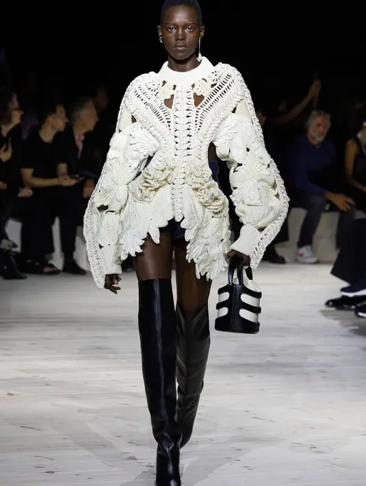 Pada tahun 2000, ia diberi peran sebagai kepala pakaian wanita dan bekerja bersama Lee McQueen hingga kematiannya pada tahun 2010. [Dok/Alexander McQueen]