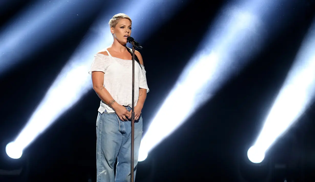 Penampilan penyanyi Pink saat manggung di ajang Grammy Awards 2018, New York City, Minggu (28/1). Yang menarik dari penampilannya kali ini adalah, Pink hanya mengenakan T-shirt putih off shoulder serta celana jins. (Photo by Matt Sayles/Invision/AP)