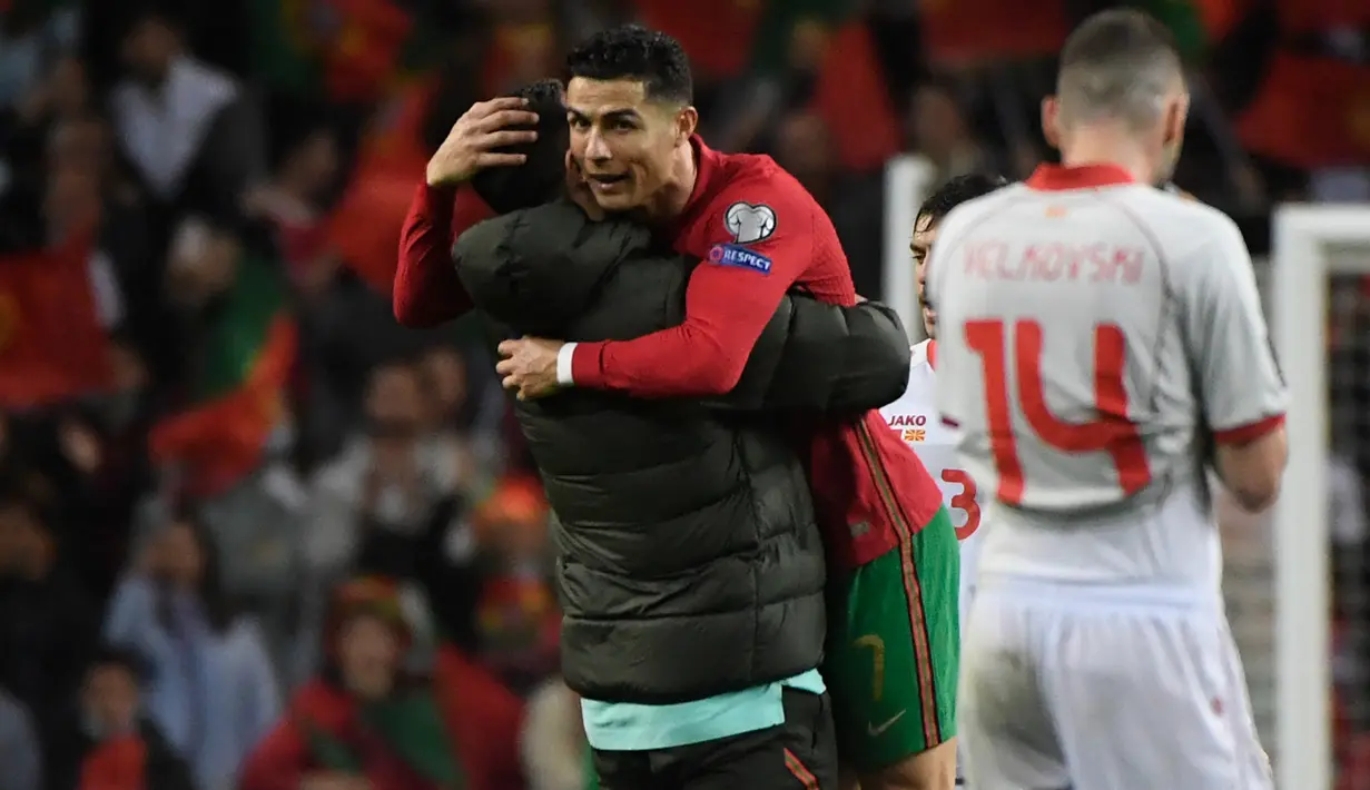 Cristiano Ronaldo. Striker Portugal berusia 37 tahun ini akan memainkan Piala Dunia kelimanya di Qatar nanti. Dari 4 edisi, 2006 hingga 2018 ia total bermain dalam 17 laga dengan torehan 7 gol dan 2 assist. Prestasi terbaiknya pada 2006 membawa Portugal finis di posisi ke-4. (AFP/Miguel Riopa)