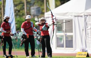Tim panahan beregu Indonesia yang turun di nomor recurve beregu putri SEA Games 2025 diperkuat Diananda Choirunisa, Ayu Mareta Dyasari, dan Rezza Octavia. Mereka meraih medali emas pada final di SAT Football Stadium, Bangkok, pada Rabu (17/12/2025). (NOC Indonesia)