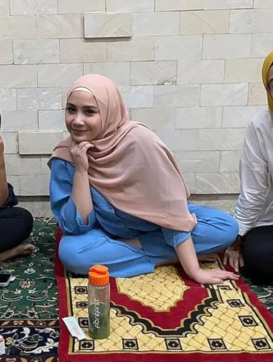 Beberapa momen Nagita Slavina memang memakai hijab. Raffi Ahmad bahkan tak ragu memuji Nagita kian cantik dengan hijab. Raffi bahkan berujar ke Nagita untuk mulai belajar memakai hijab. Netizen pun juga setuju dengan Raffi yang berusaha membiasakan Nagita untuk mengenakan hijab di kesehariannya. (Liputan6.com/IG/@raffinagita1717)