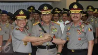 Kapolri Jenderal Pol Tito Karnavian, Komjen Pol Syafruddin dan Kepala Badan Intelijen Negara Jenderal Pol Budi Gunawan (kiri ke kanan) bersalaman usai pelantikan jabatan Wakapolri di Mabes Polri, Jakarta, Sabtu (10/9). (Liputan6.com/Helmi Fithriansyah)