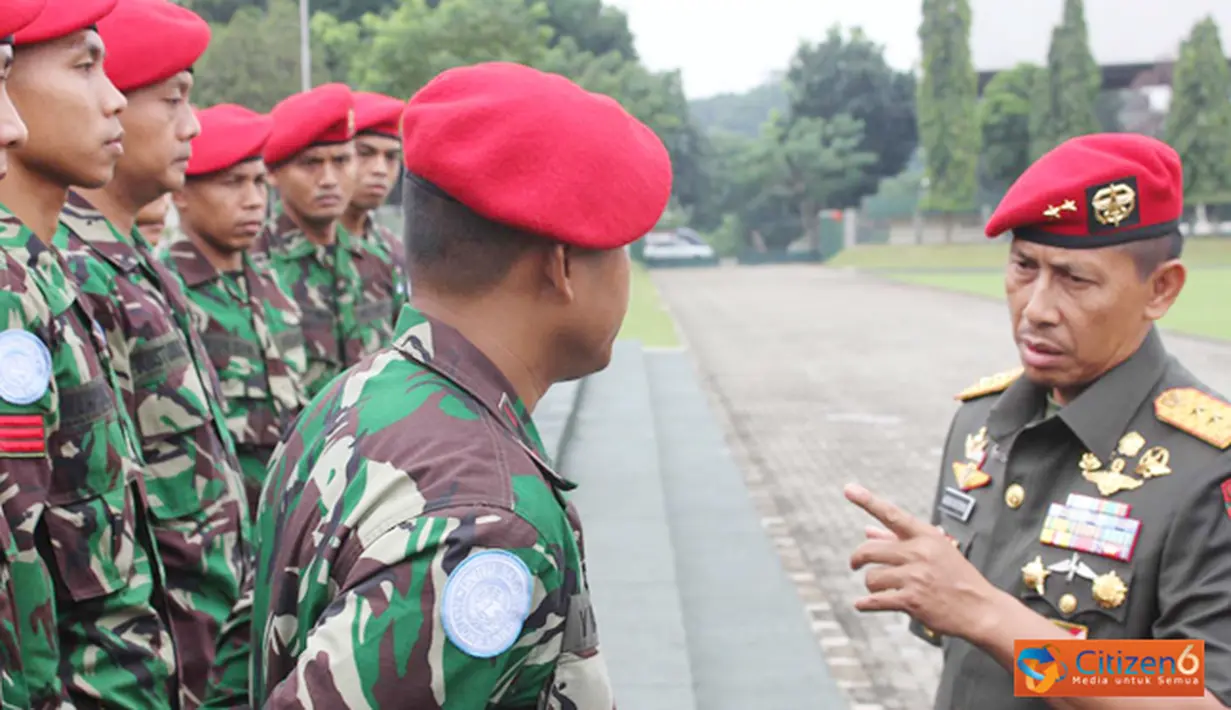 Citizen6, Jakarta Timur: Danjen Kopassus Mayjen TNI Agus Sutomo menerima laporan kesiapan Tugas Personel Kopassus di Lebanon ,Selasa (13/11) bertempat di Koridor Makopassus Jakarta Timur. (Pengirim: Penkopassus).