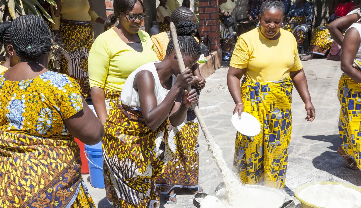 Anggota keluarga mempelai wanita menyiapkan makanan dalam upacara Icilanga Mulilo di Lusaka, ibu kota Zambia (5/9/2020/). Icilanga Mulilo, merupakan upacara sebelum pernikahan di mana mempelai pria disajikan makanan yang disiapkan oleh keluarga mempelai wanita. (Xinhua/Martin Mbangweta)