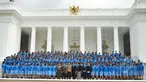 Presiden Joko Widodo (tengah) berfoto bersama siswa-siswi dan tenaga pengajar SMA Taruna Nusantara, di pelataran Istana Merdeka, Jakarta, Senin (2/3/2015). (Liputan6.com/Faizal Fanani)