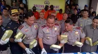 Kapolda Jambi, Brigjen Pol Yazid Fanani menunjukkan barang bukti sabu asal Malaysia. (Bangun Santoso/Liputan6.com)