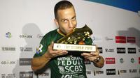 Aleksandar Rakic menerima trofi top scorer Liga 1 2018. (Bola.com/Vincentius Atmaja)