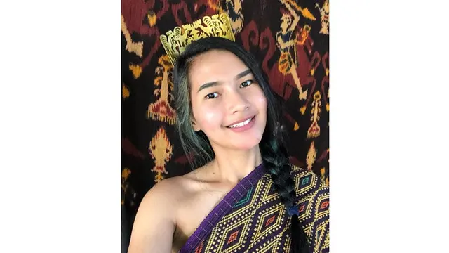 6 Pesona Soraya Rasyid, Presenter yang Bergaya Bak Model saat Banjir