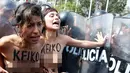 Dua Aktivis pendukung legalisasi aborsi melancarkan aksi bugil saat protes di Lima, Peru, (19/5/2016). Mereka menyatakan protes terhadap calon presiden Peru, Keiko Fujimori. (REUTERS/Janine Costa)