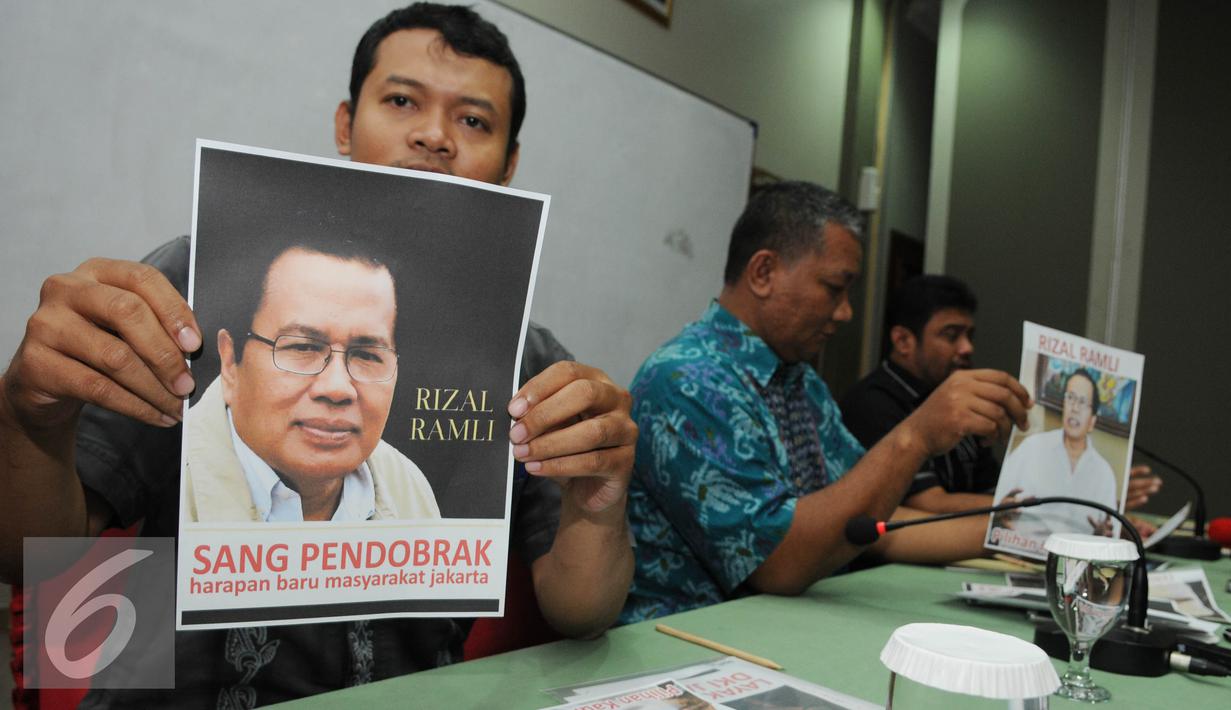 Presiden FSPASI Heri Hermawan menunjukan foto Rizal Ramli saat pernyataan dukungan di Jakarta, Selasa (2/8). Kaum buruh di DKI Jakarta mendorong Rizal Ramli maju dalam pemilihan Gubernur DKI Jakarta 2017. (Liputan6.com/Helmi Afandi)