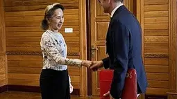 Mantan pemimpin sipil yang ditahan Aung San Suu Kyi bertemu dengan perwakilan tetap Komite Internasional Palang Merah (ICRC) untuk Myanmar Arnaude de Baecque di Naypyidaw, Myanmar, Senin, 3 Agustus 2026. (AFP/ Biro Pers dan Informasi Kepresidenan Myanmar )