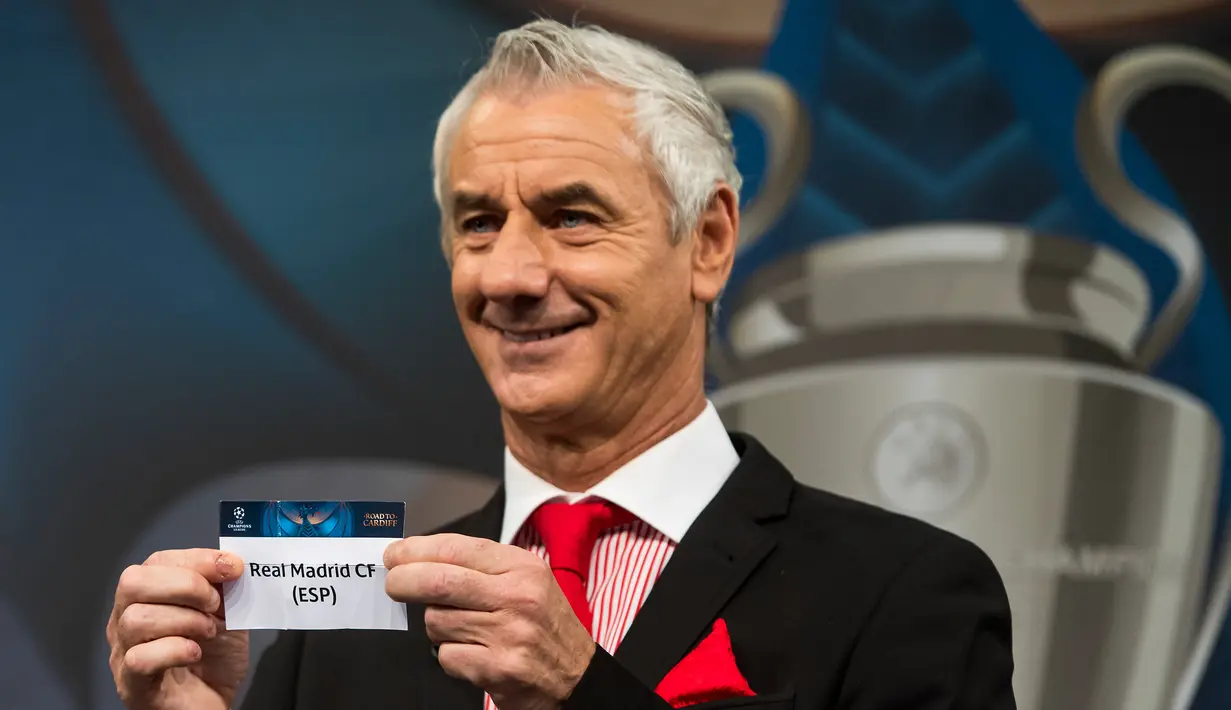 Duta Liga Champions, Ian Rush menunjukkan nama Real Madrid selama undian semifinal Liga Champion 2016-2017 di Nyon, Swiss (21/4). Real Madrid akan melawan Atletico Madrid pada semifinal Liga Champion. (Jean-Christophe Bott / Keystone via AP)