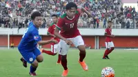 Pemain timnas Indonesia U-19, Edo Febriansyah melewati pemain Filipina pada laga persahabatan di Stadion Maguwoharjo, Sleman, Yogyakarta, Jumat (19/8/2016). (Bola.com/Romi Syahputra)