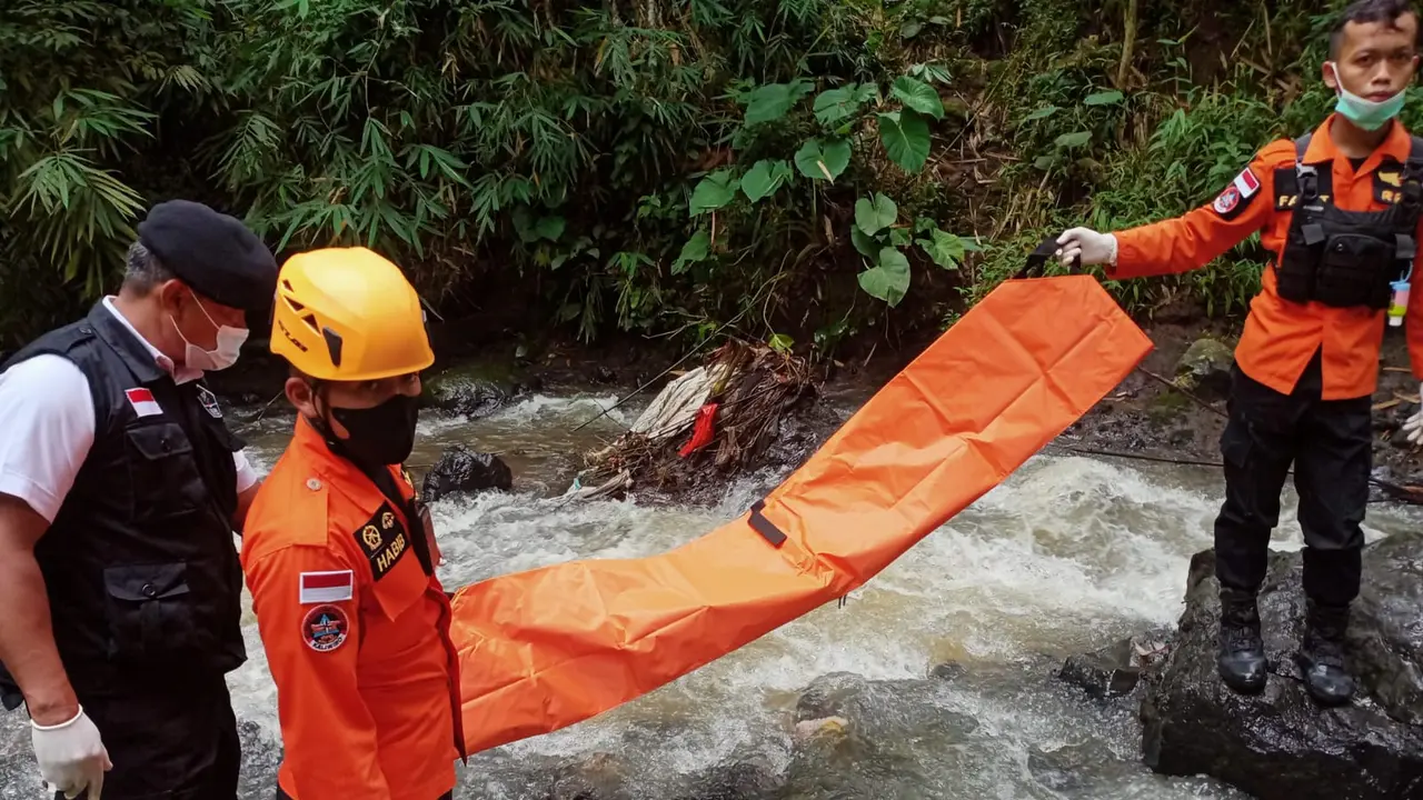 Jasad wanita muda bertato ditemukan di bawah jembatan Sungai Kemadu, Desa Ngadisono, Kecamatan Kaliwiro, Wonosobo. (Foto: Liputan6.com/Dok. Kominfo Wonosobo)