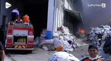 Kebakaran melanda sebuah pabrik plastik di Solo, Jawa Tengah. Api sulit dijinakkan karena material pabrik mudah terbakar.