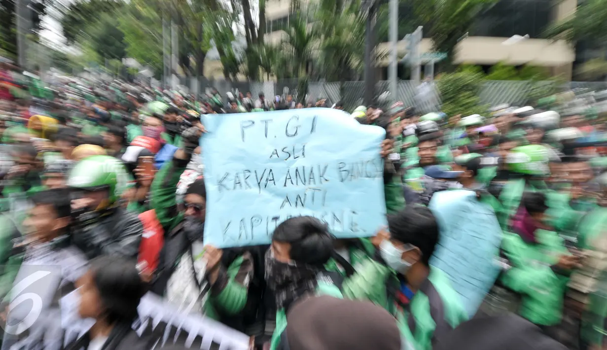 Unjuk rasa ratusan driver Gojek di kantor PT Gojek Indonesia, Kemang, Jakarta, Senin (3/10). Diketahui, 300 personel polisi diterjunkan untuk mengamankan jalannya unjuk rasa ratusan driver Gojek tersebut. (Liputan6.com/Yoppy Renato)
