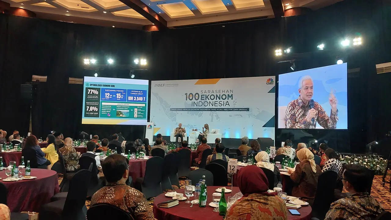 Bakal Calon Presiden Ganjar Pranowo dalam Sarasehan 100 Ekonom Indonesia, di Jakarta, Rabu (8/11/2023). (arief/Liputan6.com)