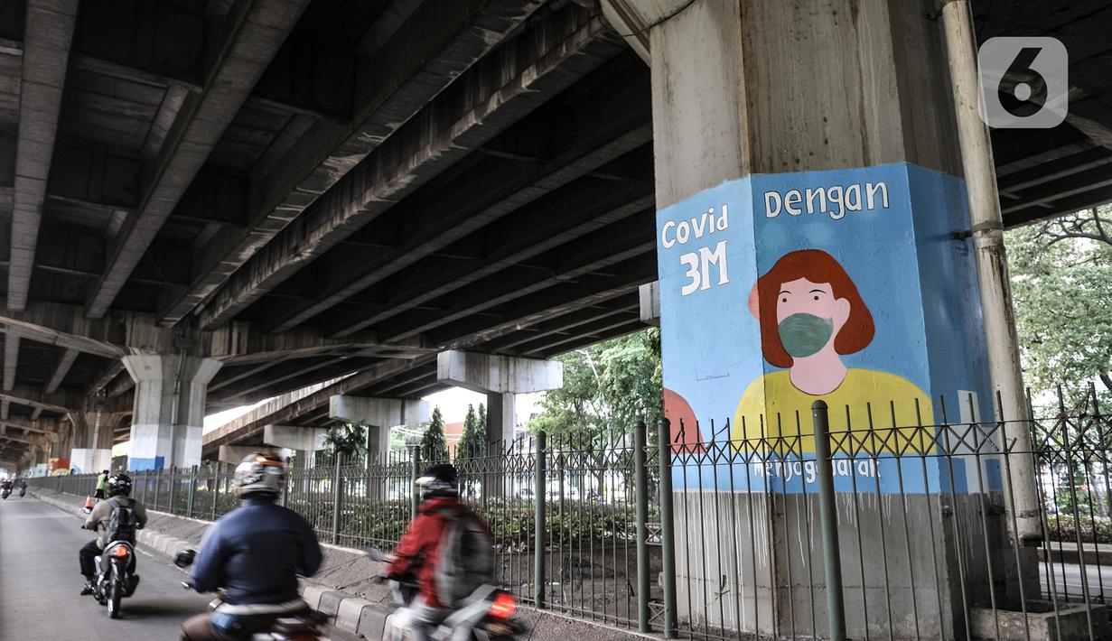 Pengendara motor melintasi mural bertema protokol kesehatan Covid-19 yang menghiasi tiang pancang jalan tol di Jalan Ahmad Yani, Jakarta, Minggu (13/12/2020). Warna-warni mural ini dibuat oleh seniman dari berbagai daerah. (merdeka.com/Iqbal S. Nugroho)